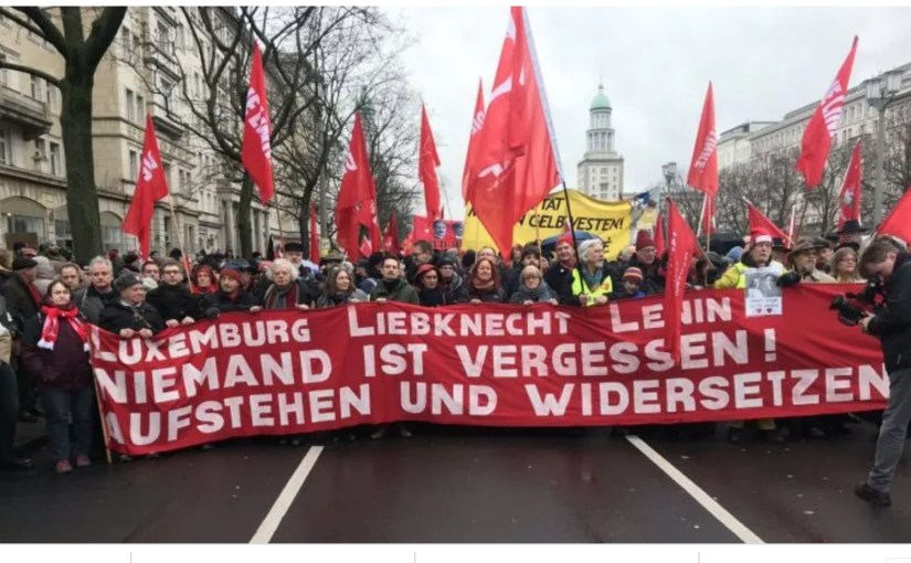 La policía alemana carga en la manifestación anual en Berlín en memoria de Karl Liebknecht y Rosa&nbsp;Luxemburg