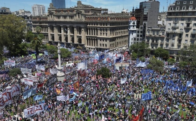 Argentina. Motosierra y ajuste: qué gastos recortó Milei para lograr el superávit&nbsp;fiscal