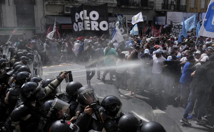 Una violenta represión para aplacar la resistencia&nbsp;social